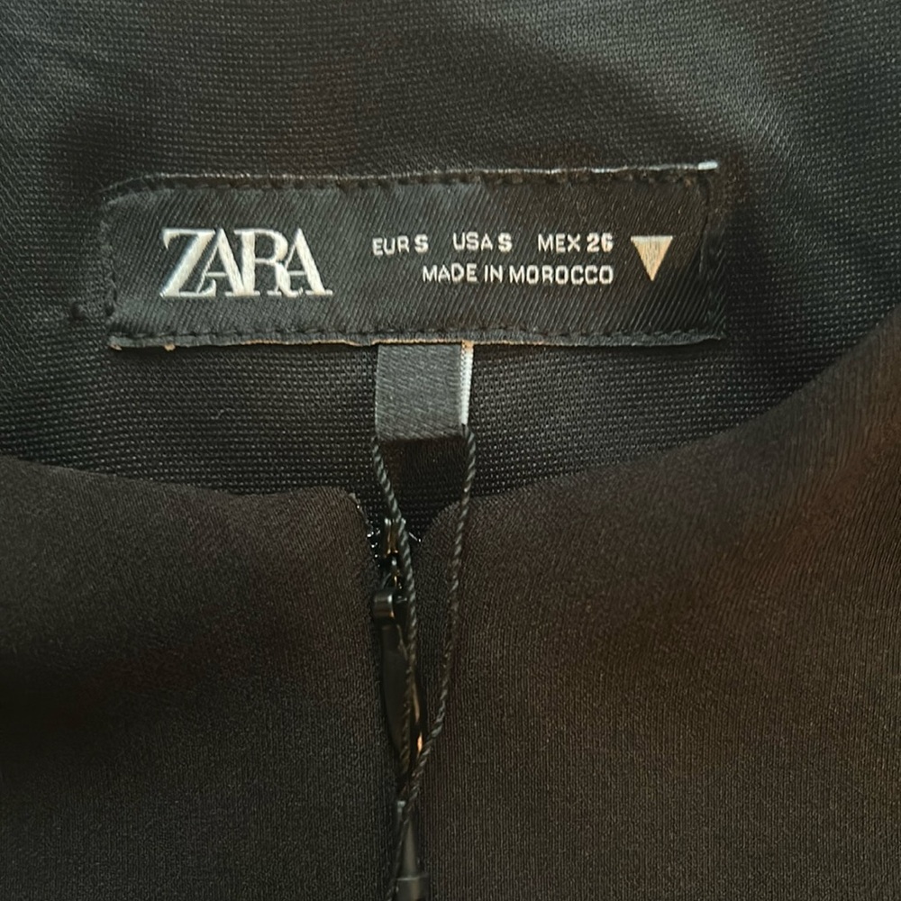 Fitted top with zipper in the middle and side